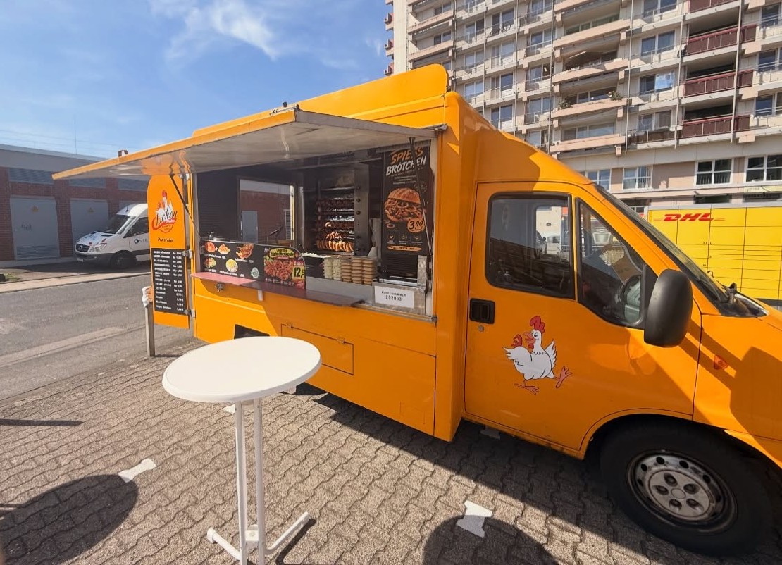 Gelber Chicken-Mito-Wagen im Alltag, Theke offen