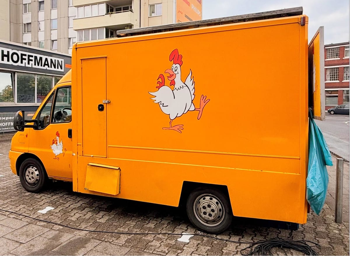 Gelber Chicken-Mito-Wagen von der Seite